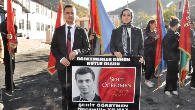 Hakkari'de öğretmenler, şehit meslektaşları için yürüdü