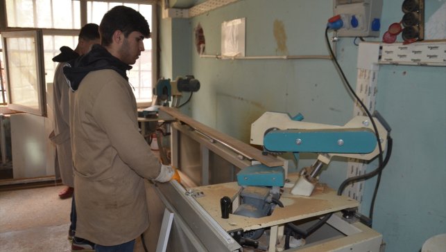 Muş'ta okul ve parkların mobilya malzemelerini öğrenciler üretiyor