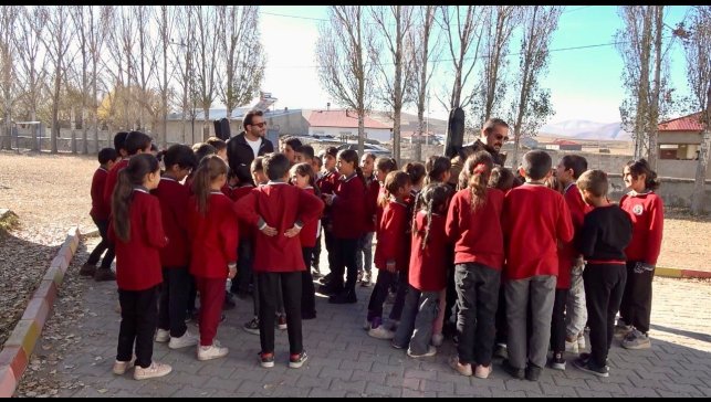 Ağrı'da öğretmenler kırsal bölgelerde öğrencileri müzikle buluşturuyor