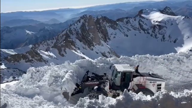 Hakkari'de karla mücadele çalışmaları aralıksız sürüyor