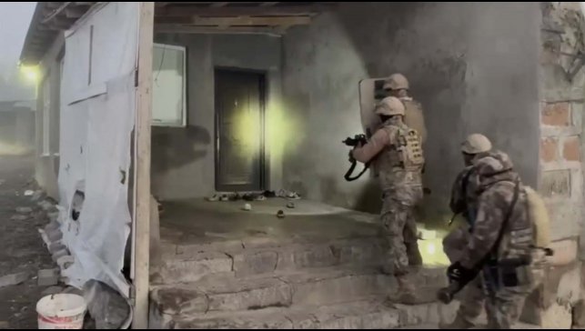 Ağrı'da KOM Şube'den nokta operasyon: Uzun namlulu silahlar ele geçirildi