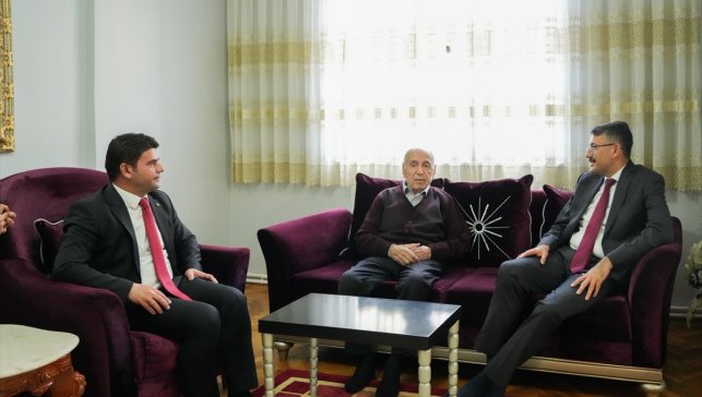 Hakkari Valisi Çelik, 93 yaşındaki emekli öğretmeni ziyaret etti