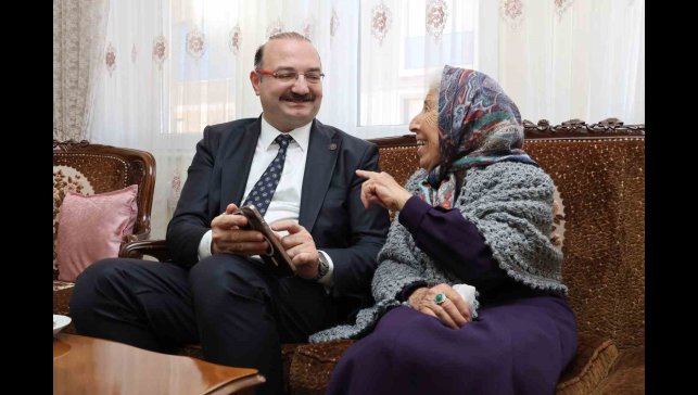 Rektör Hacımüftüoğlu'ndan anlamlı öğretmenler günü ziyareti