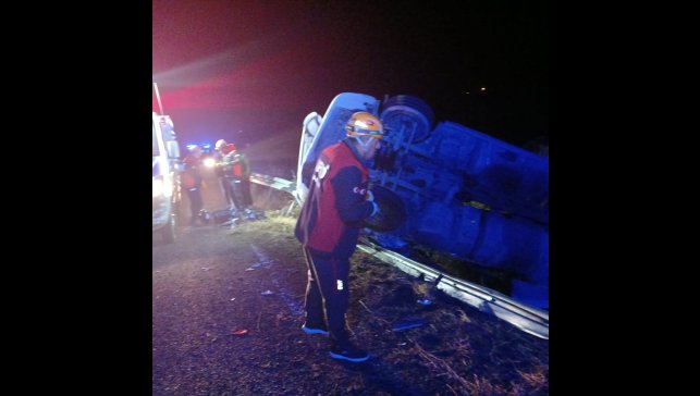 Elazığ'da bariyerlere çarpan kamyon devrildi: 1 yaralı