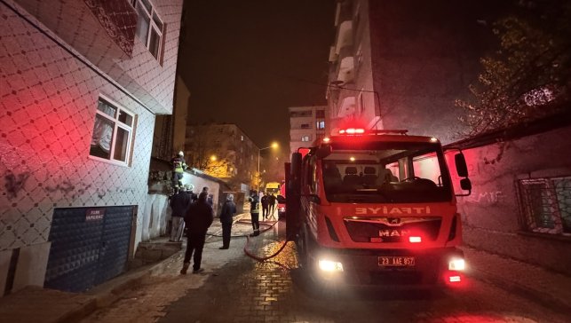 Elazığ'da metruk evde çıkan yangın söndürüldü