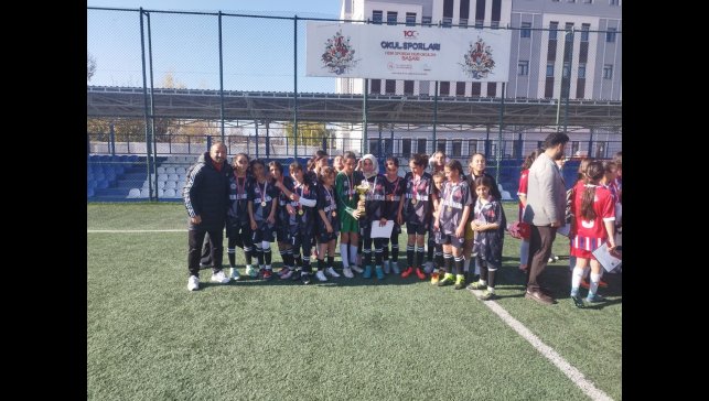 Özalplı kız futbol takımı il birincisi oldu