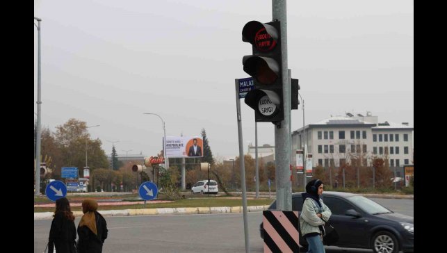 Türkiye'de ilk uygulama: Trafik sinyalizasyonlarında "Şiddete Hayır" ve "Kadına Saygı" mesajı