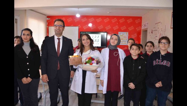 Genç öğretmene anlamlı tören: Müzik Öğretmeni Hacer İçoğlu ilk cübbesini giydi