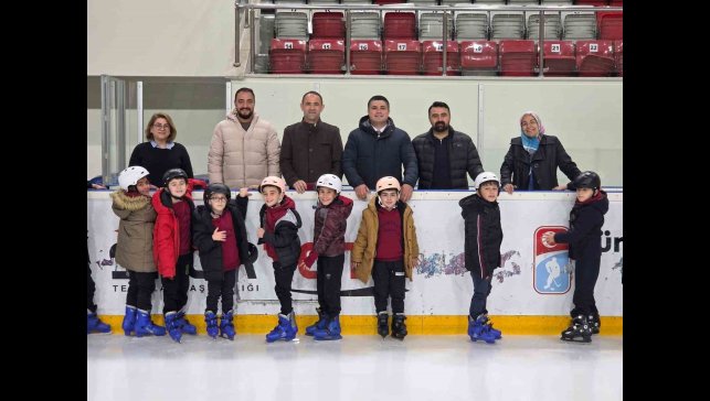 Geleceğin buz hokeycileri ilk adımlarını attı