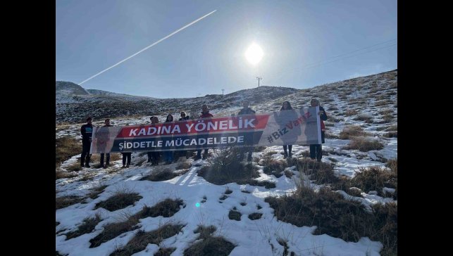 Elazığ'ın 2 bin 347 metrelik Hazarbaba zirvesinden şiddete karşı uyarı mesajı