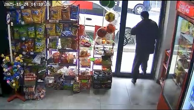 Kapıyı fark etmedi, kafasıyla camı kırdı