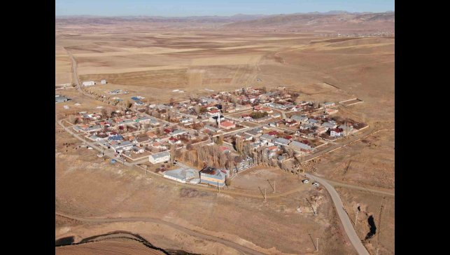 Van'ın Özalp ilçesinde simetrik yapılar sonbahar güzelliğiyle büyülüyor