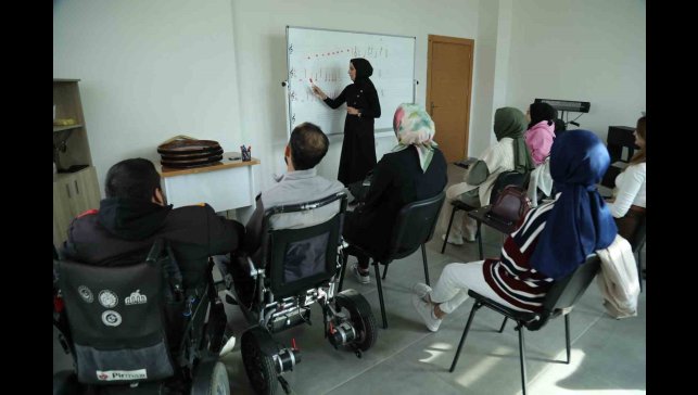 Engelsiz Yaşam Merkezi'nde dezavantajlı bireyler sosyal ve kültürel faaliyetlerle destekleniyor