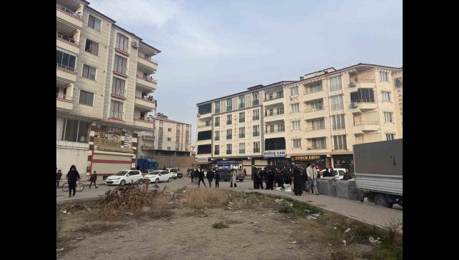 Husumetli iki aile sokak ortasında birbirine girdi: Silah sesleri mahalleyi ayağa kaldırdı