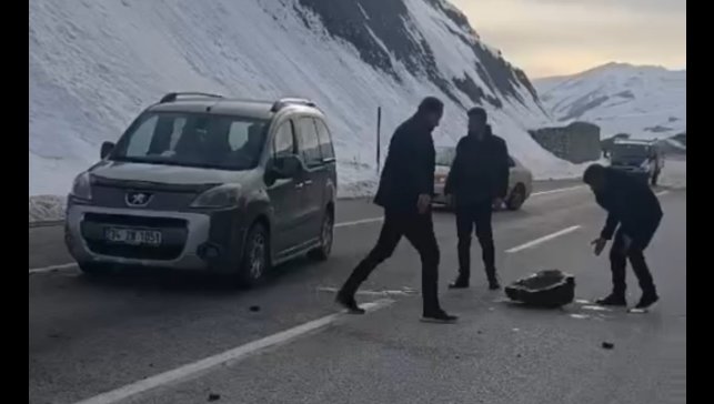 Yüksekova'da karayoluna düşen kaya parçaları sürücülere korku dolu anlar yaşattı