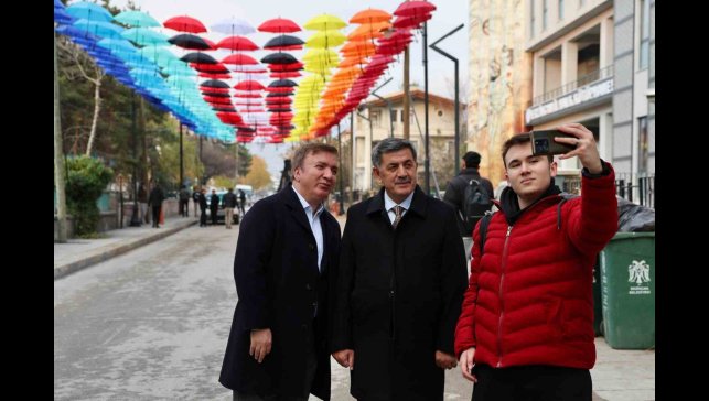 Erzincan'da rengârenk şemsiyelerle kaplanan sokak ilgi görüyor