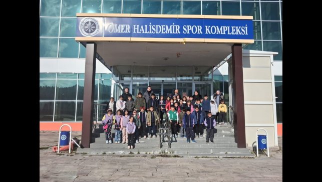 Köy okullarında ki öğrenciler sinema ile tanıştı