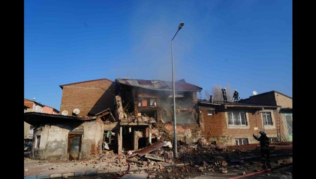 Erzurum'da doğalgaz patlaması: 2 ev çöktü, 1 yaralı