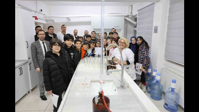 Kars'ta öğrenciler laboratuvarda analiz süreçlerini yerinde gözlemledi