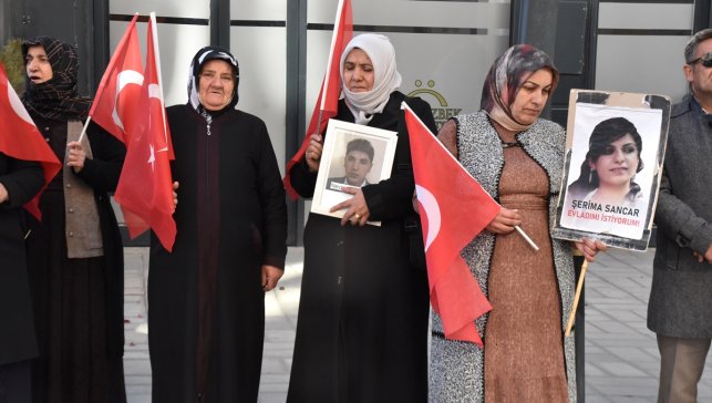 Vanlı aileler DEM Parti binası önündeki "evlat nöbeti"ni sürdürdü