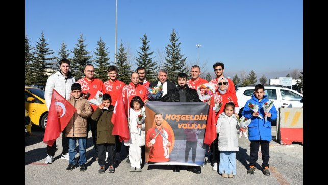 Olimpiyat fatihi çiçeklerle karşılandı