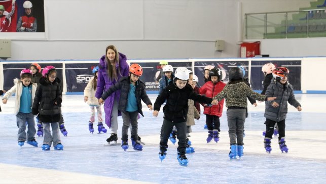 Erzurum'da ilkokul öğrencileri, buz üzerinde yeteneklerini keşfediyor