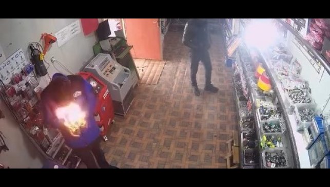 Çakmağı çakınca yüzü alevlerin arasında kaldı: o anlar kamerada