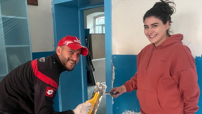 Kars'ta üniversite öğrencileri sosyal sorumluluk projesi kapsamında bir okulu yeniledi