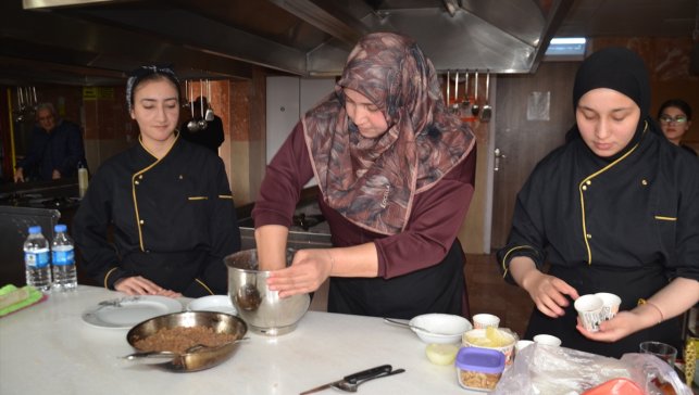Muş'ta yemek yarışması düzenledi