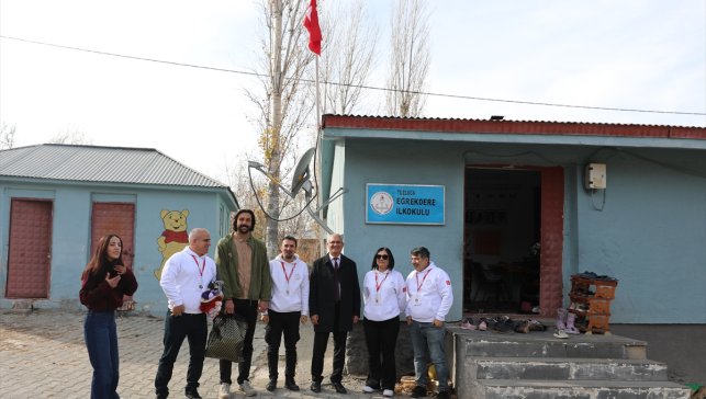 Iğdır'da 500 öğrenciye yardımseverlerden bot ve mont desteği