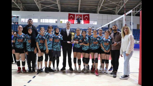 Hakkari'de Yıldız Kızlar Voleybol İl Birinciliği sona erdi