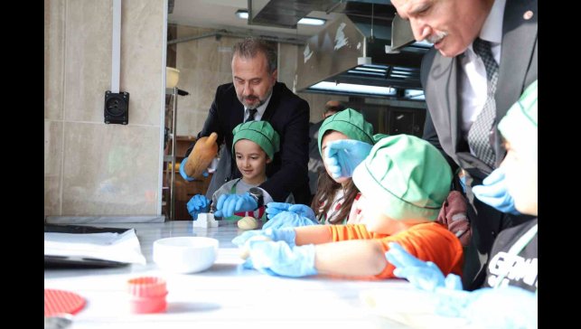 Elazığ'da minik şefler mutfakta yeteneklerini sergiledi