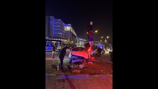 Erzurum'da polisin "dur" ihtarına uymayan sürücü kaza yaptı, 3 kişi yaralandı