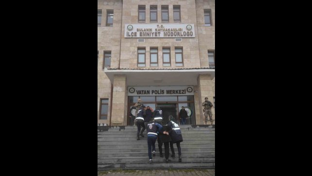 Muş'ta firari 2 şüpheli suç aleti silahla yakalanarak tutuklandı