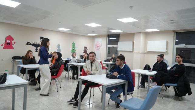 Muş'ta gençlere sunuculuk ve spikerlik eğitimi veriliyor