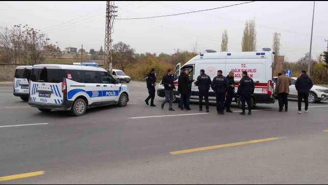 Ekip aracında fenalaşan polis memuru hastaneye kaldırıldı