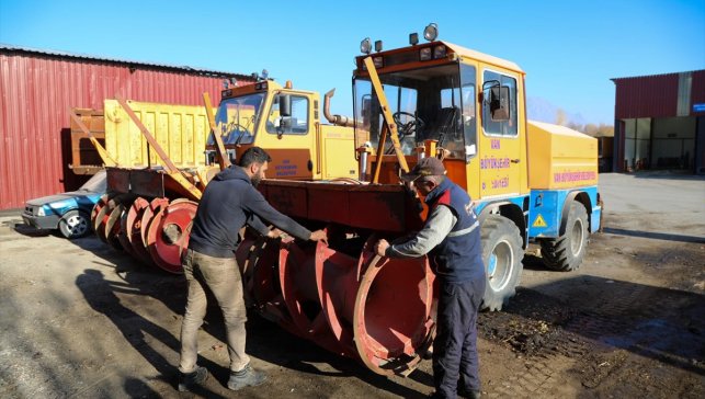 Van'da ekipler 350 iş makinesiyle karla mücadeleye hazır