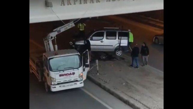 Kontrolden çıkan hafif ticari araç refüje çarptı: 1 yaralı