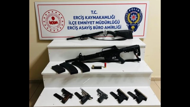 Erciş'te 5 adet ruhsatsız tabanca ve 2 adet yivsiz av tüfeği ele geçirildi