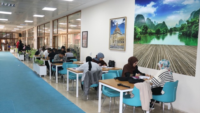 Ağrı'da öğrenciler İshak Paşa Sarayı'na benzer mimarideki modern kütüphanede geleceğe hazırlanıyor