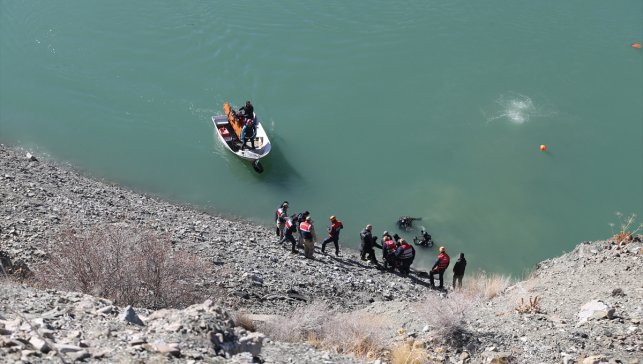 Van'da kontrolden çıkan otomobil baraja düştü