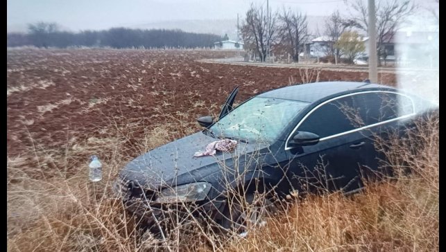 Malatya'da kontrolden çıkan otomobil tarlaya girdi: 4 yaralı