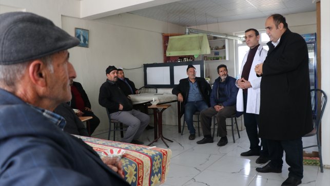 Gönüllü doktor ve gençler sağlık taraması ve ilk yardım eğitimi için köy yollarında