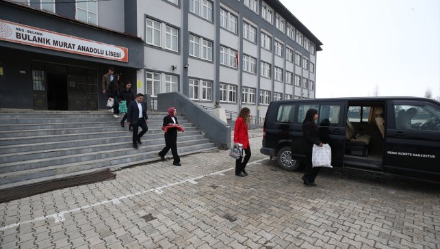 "İyi ki doğ-Muş" sloganıyla köylerdeki çocuklara doğum günü sürprizi yapıyorlar