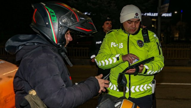 Kış turizm merkezi Erzurum'da polis dondurucu soğukta yılbaşı denetiminde