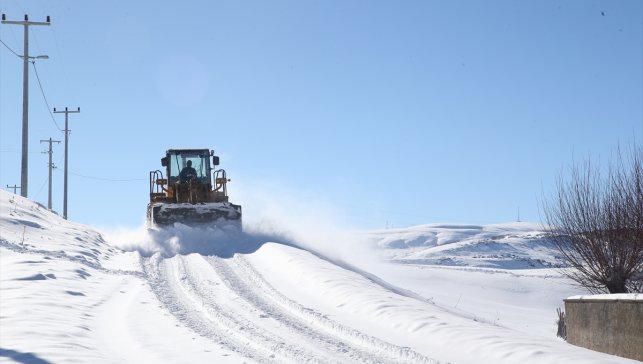 Muş'ta köy yollarında karla mücadele çalışmaları sürüyor