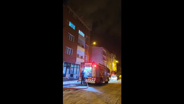 Erzurum'da bir binanın çatısında çıkan yangın hasara yol açtı