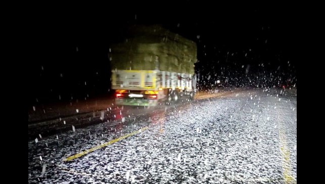 Ardahan'da kar yağışı ulaşımı olumsuz etkiledi