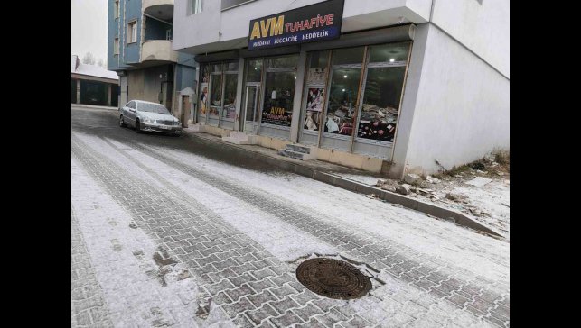 Diyadin'e mevsimin ilk karı düştü