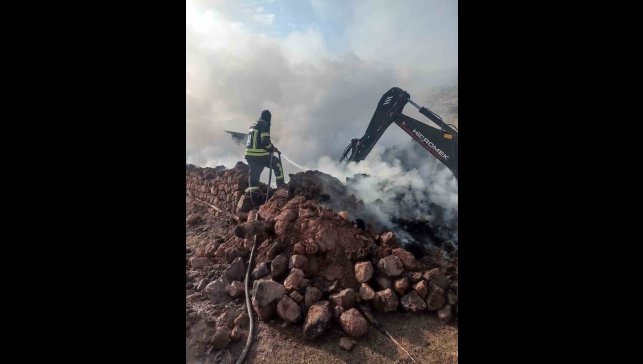 Erzurum'da ahır ve samanlık yangını: 21 büyükbaş havyan telef oldu